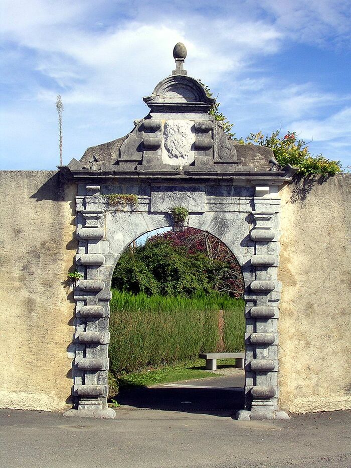Pforte und letzter Überrest der ehemaligen Laien-Abtei im Dorf Aramits